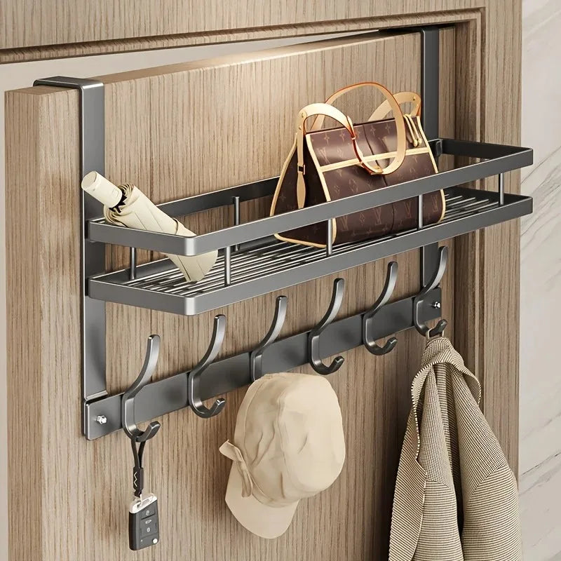 Comment fixer un porte-manteau sur une porte en bois ?