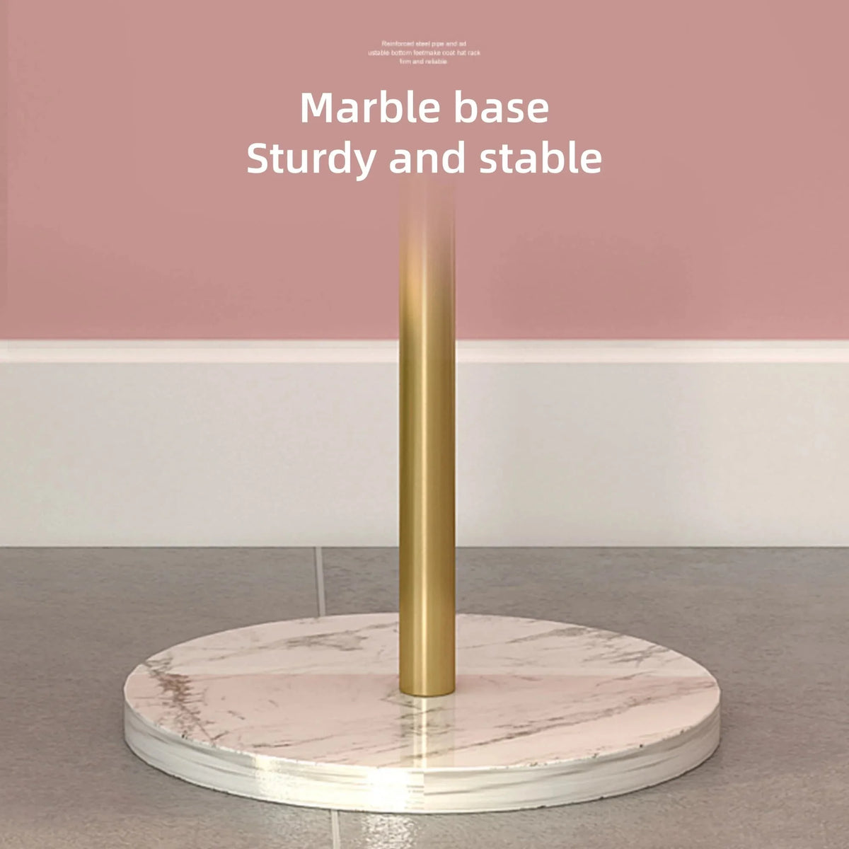 Porte manteau doré avec une base en marbre