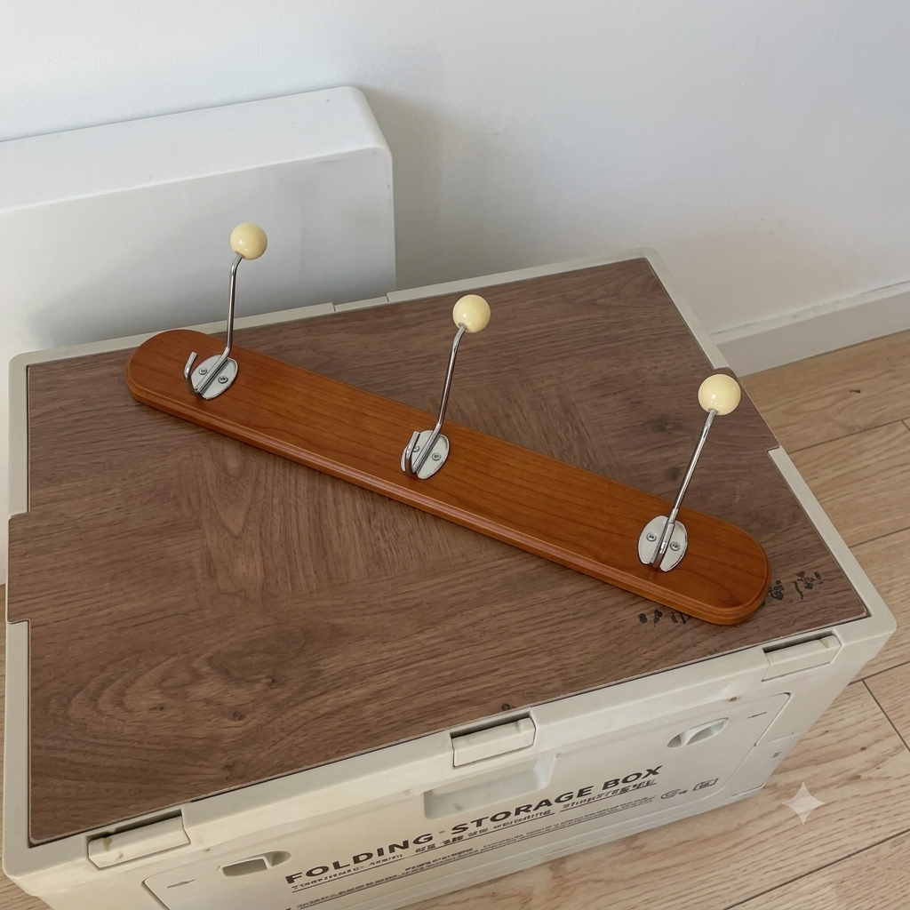 Porte manteau vintage avec plateau en bois coloré