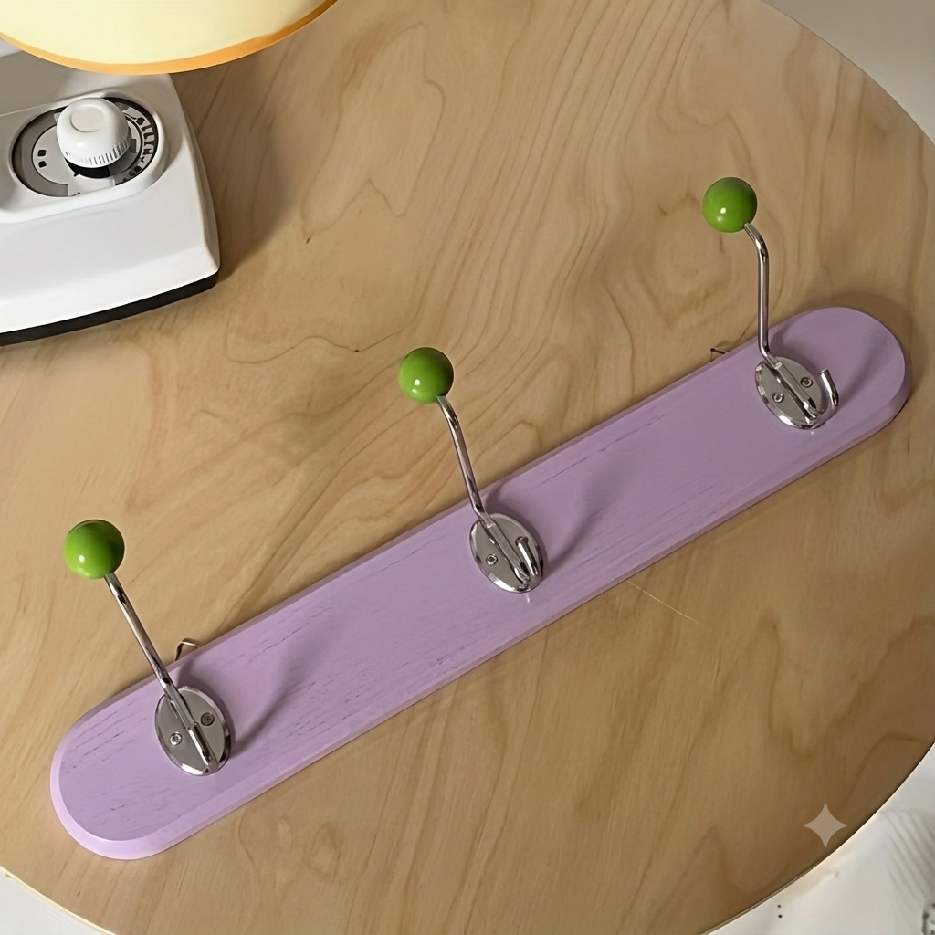 Porte manteau vintage avec plateau en bois coloré
