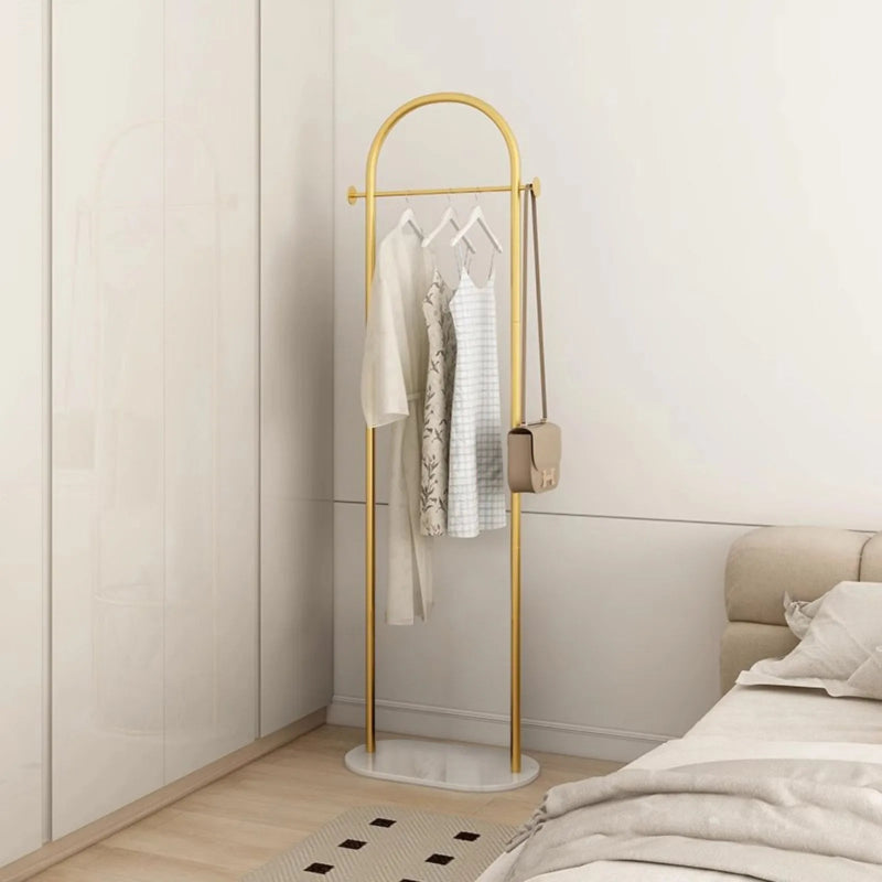 Porte manteau blanc sur plateau