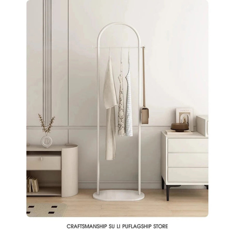 Porte manteau blanc sur plateau