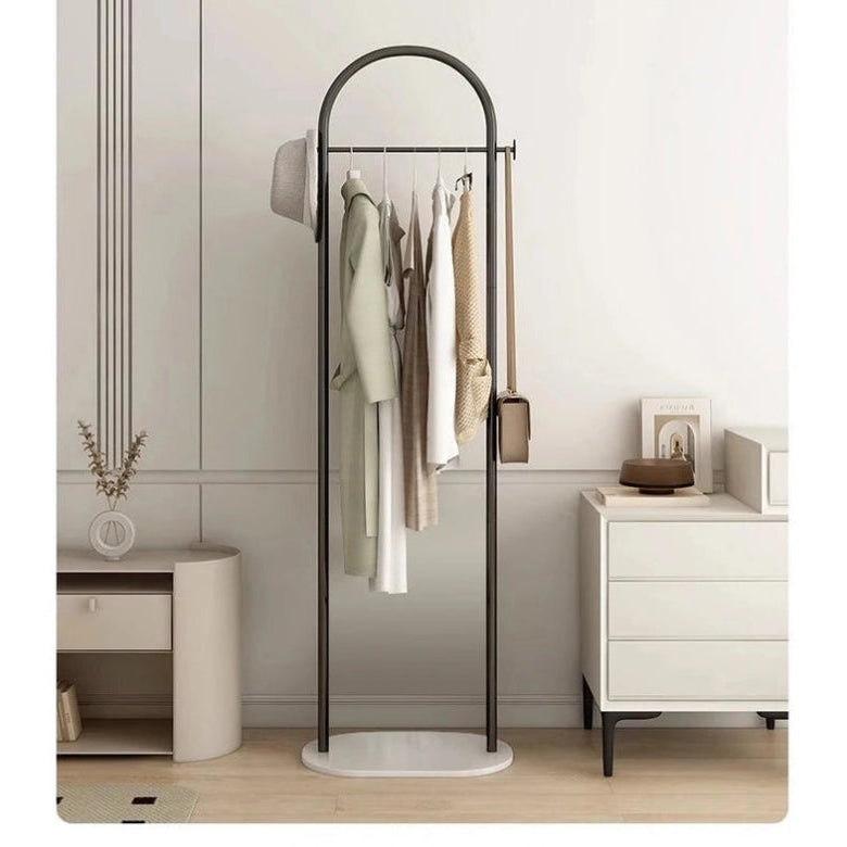 Porte manteau blanc sur plateau