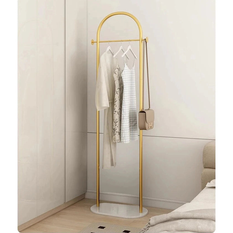 Porte manteau blanc sur plateau