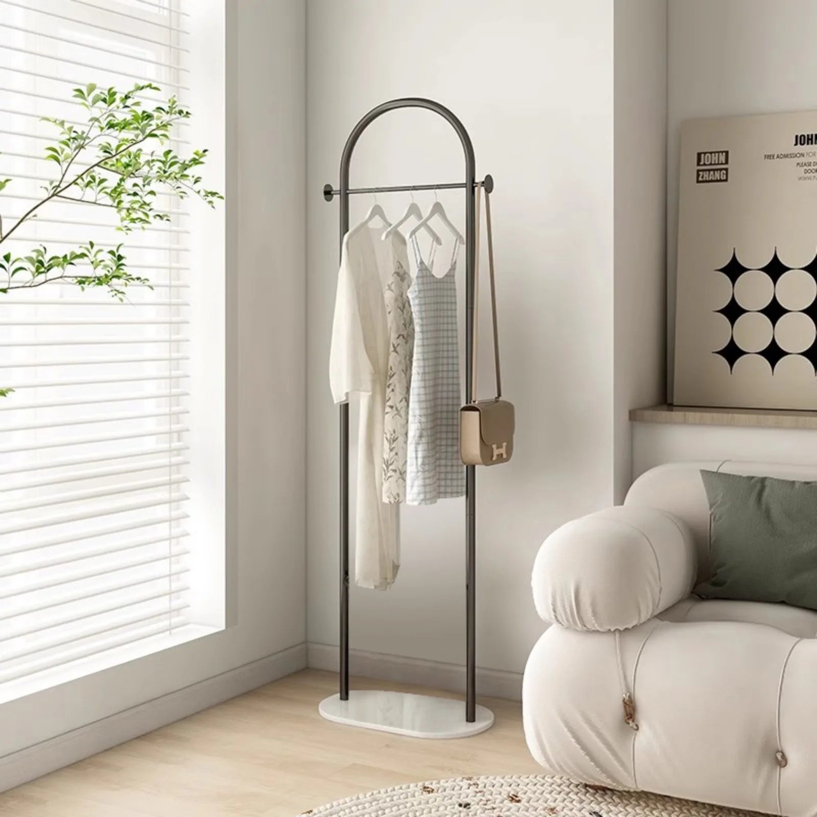 Porte manteau blanc sur plateau