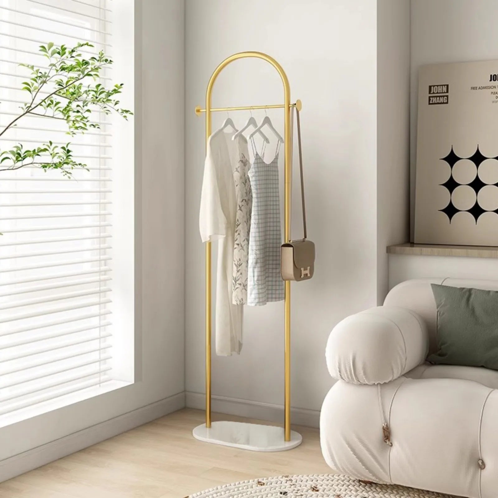 Porte manteau blanc sur plateau