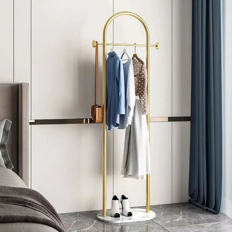 Porte manteau blanc sur plateau