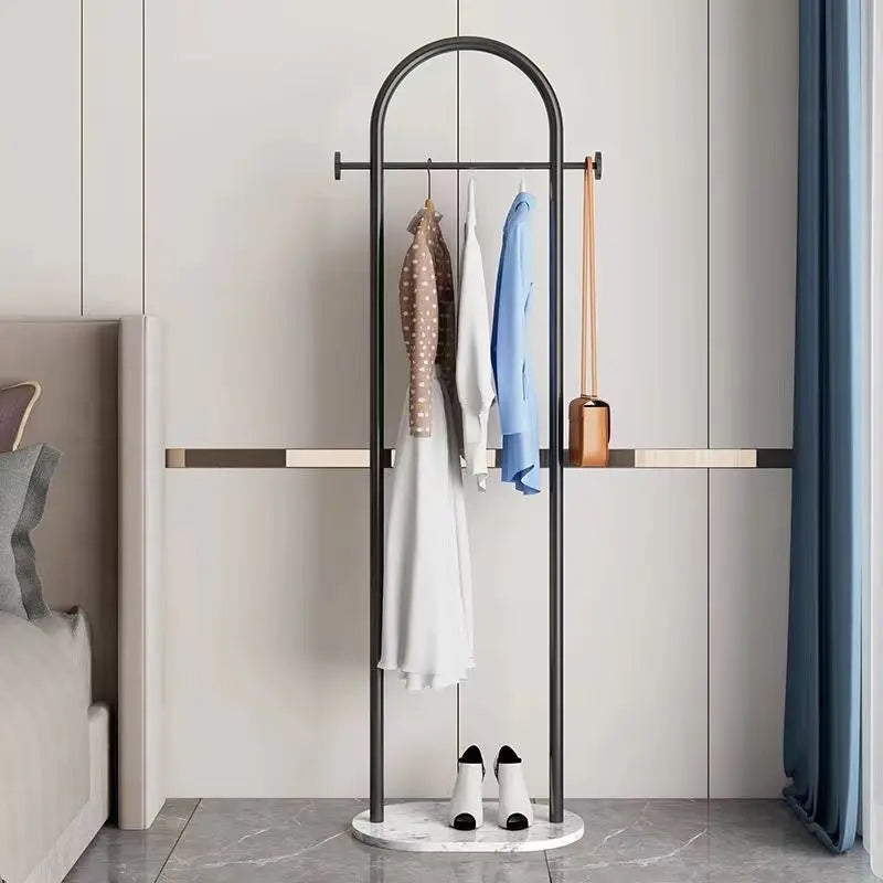 Porte manteau blanc sur plateau