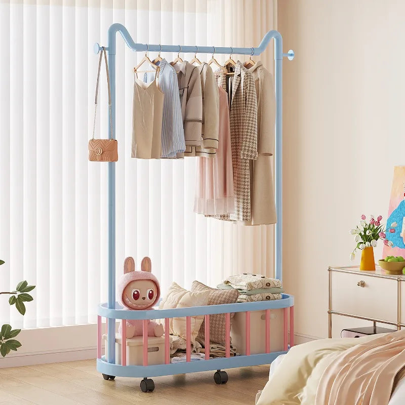 Porte manteau enfant à roulettes et bac de rangement
