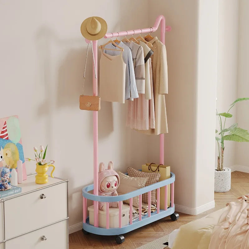 Porte manteau enfant à roulettes et bac de rangement