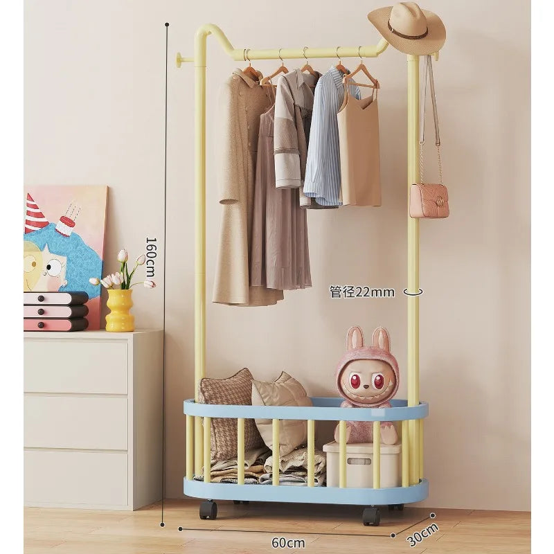 Porte manteau enfant à roulettes et bac de rangement
