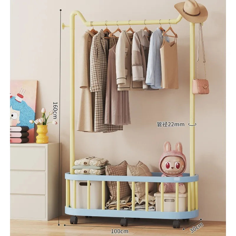 Porte manteau enfant à roulettes et bac de rangement