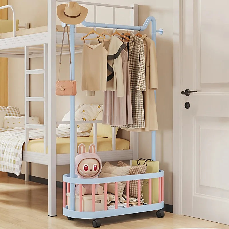 Porte manteau enfant à roulettes et bac de rangement