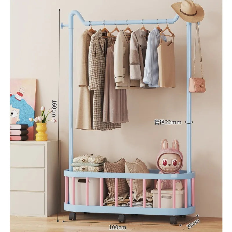 Porte manteau enfant à roulettes et bac de rangement