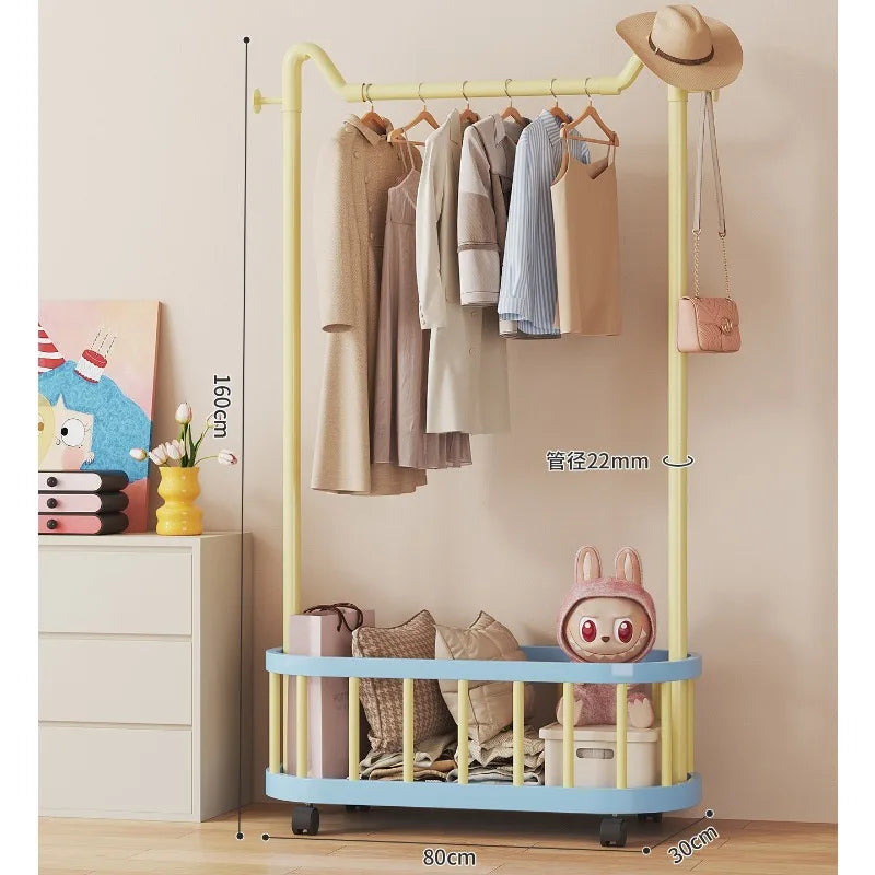 Porte manteau enfant à roulettes et bac de rangement