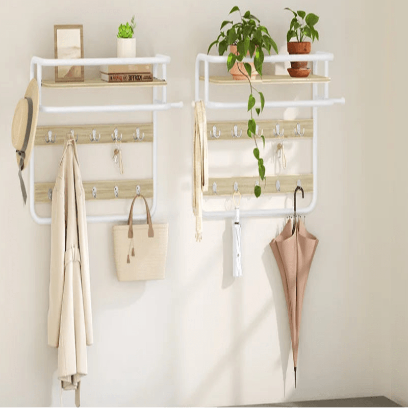 Porte manteau mural avec étagère en bois clair et structure en métal blanc avec 5 crochets pour manteau chapeau, sac et parapluies 