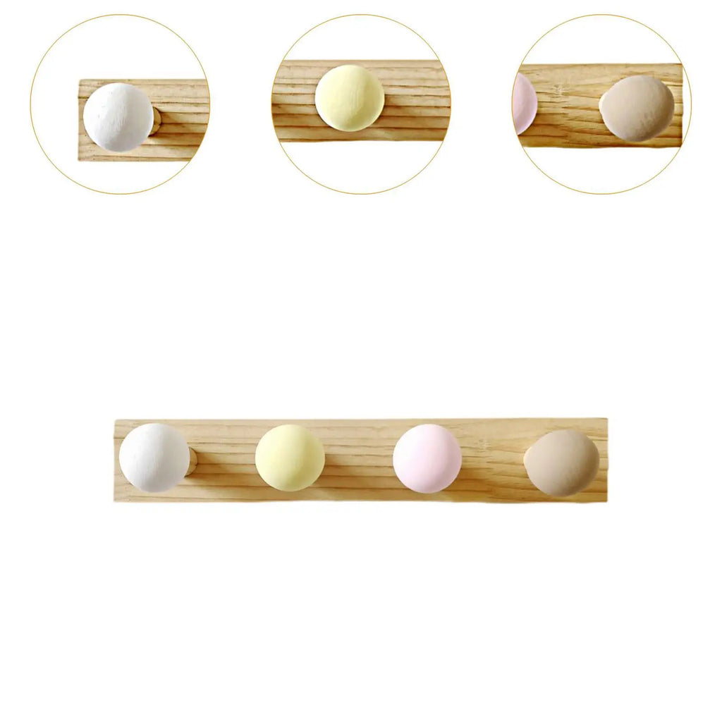 Porte manteau mural en bois avec crochets colorés