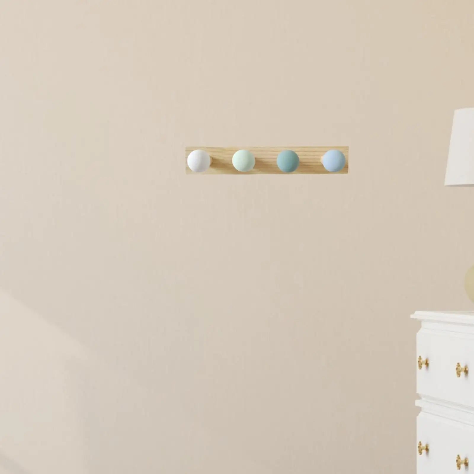 Porte manteau mural en bois avec crochets colorés