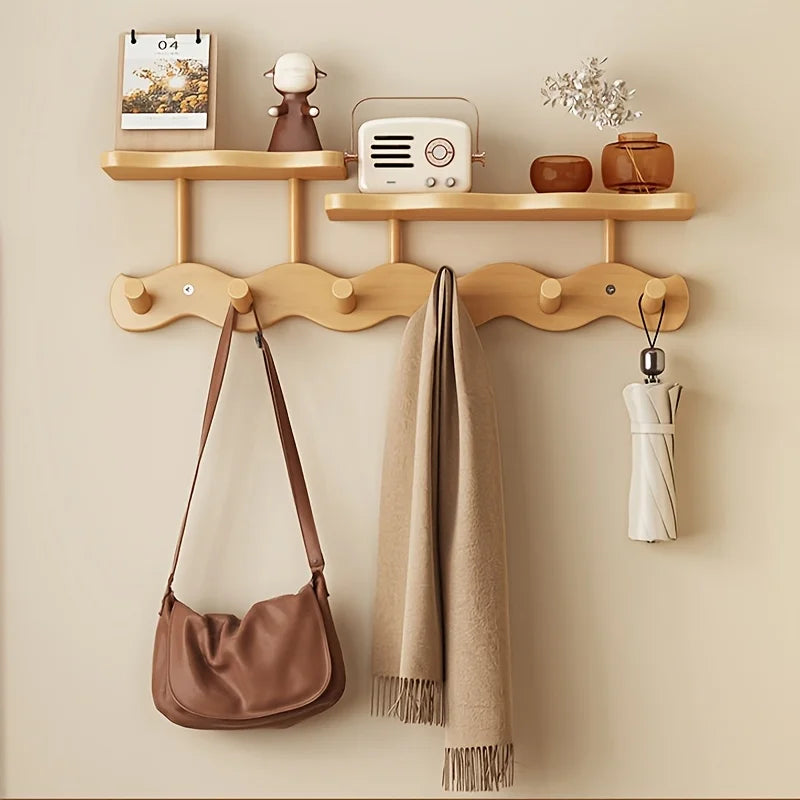 Porte manteau mural en bois clair avec étagère