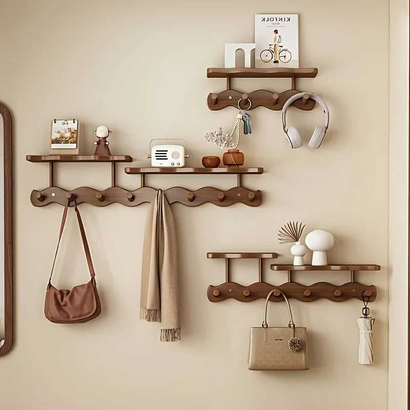 Porte manteau mural en bois clair avec étagère