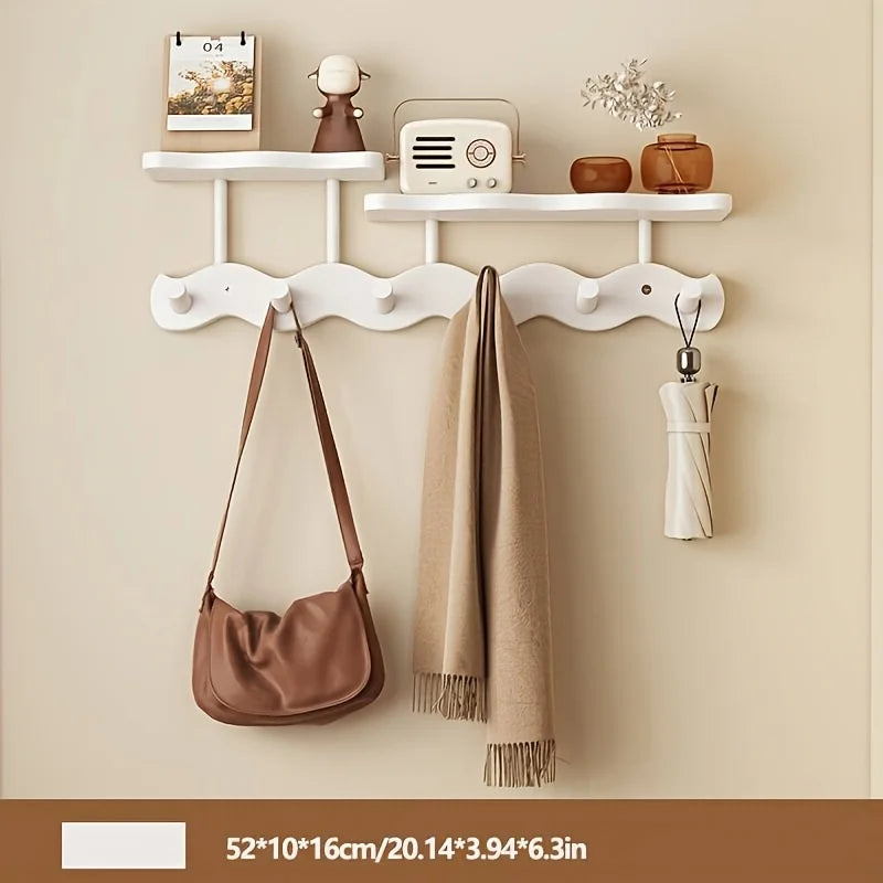 Porte manteau mural en bois clair avec étagère