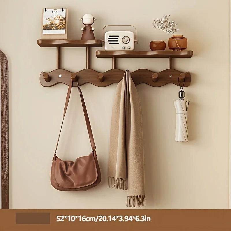 Porte manteau mural en bois clair avec étagère
