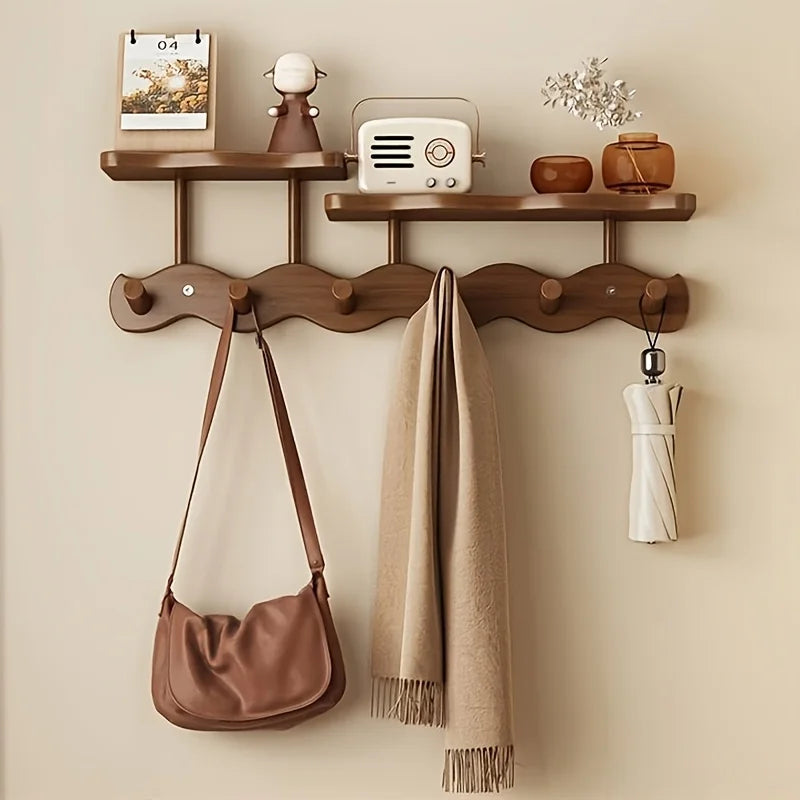 Porte manteau mural en bois clair avec étagère