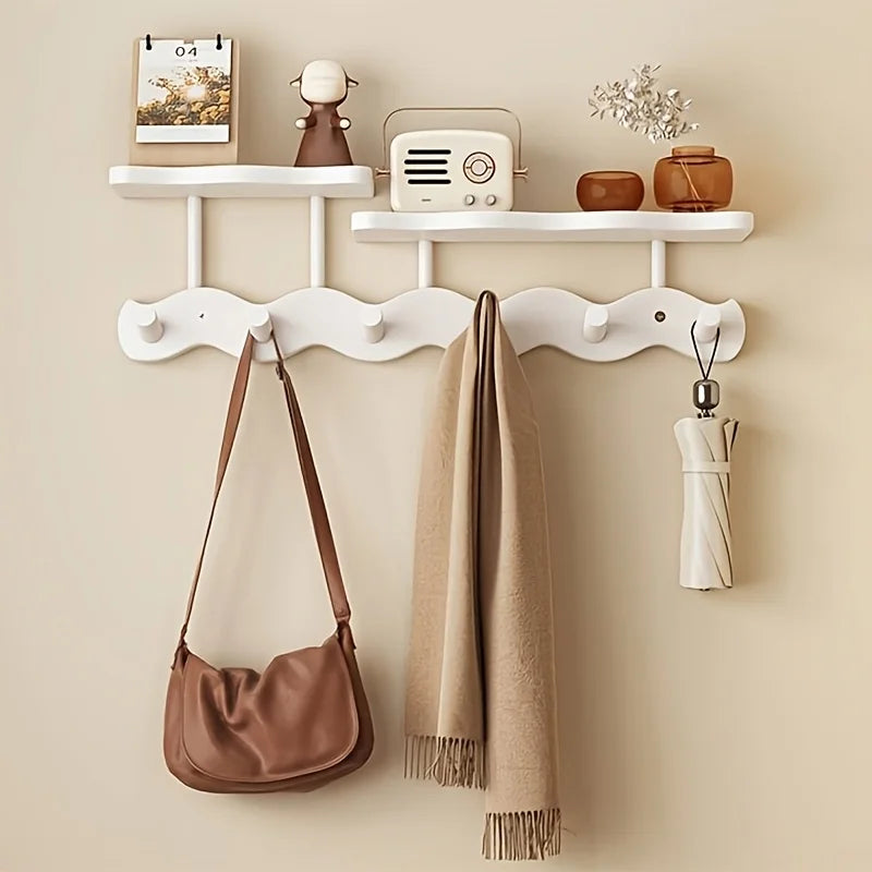 Porte manteau mural en bois clair avec étagère