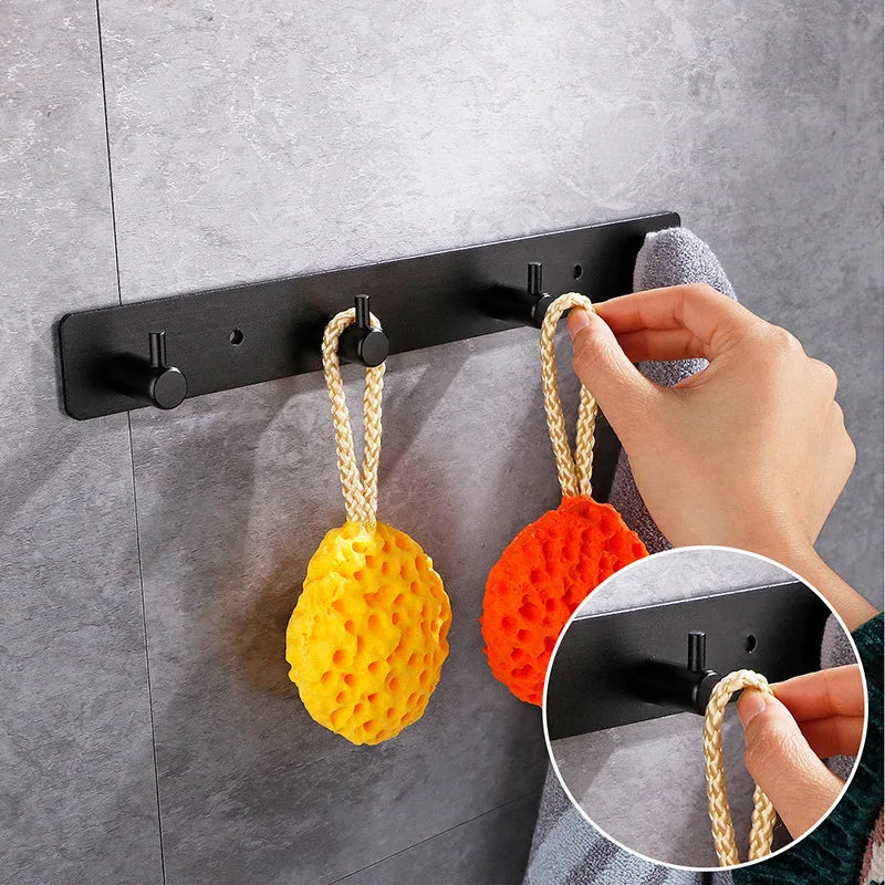 porte manteau noir en aluminium avec crochets designs