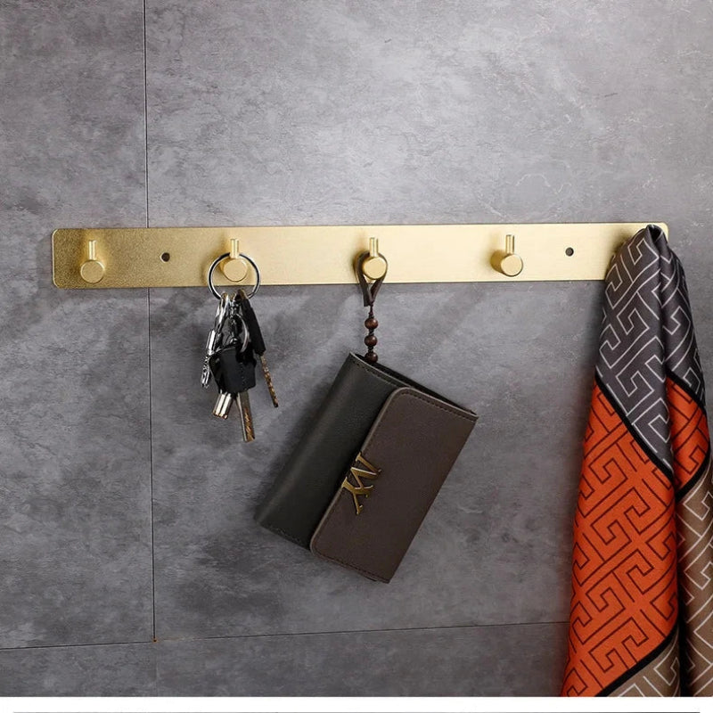 porte manteau noir en aluminium avec crochets designs