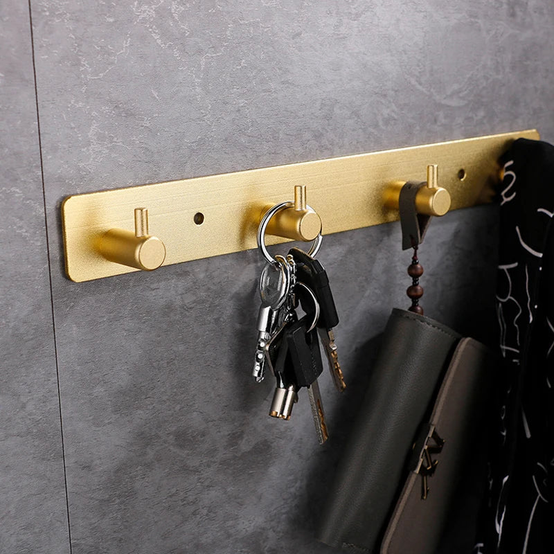 porte manteau noir en aluminium avec crochets designs