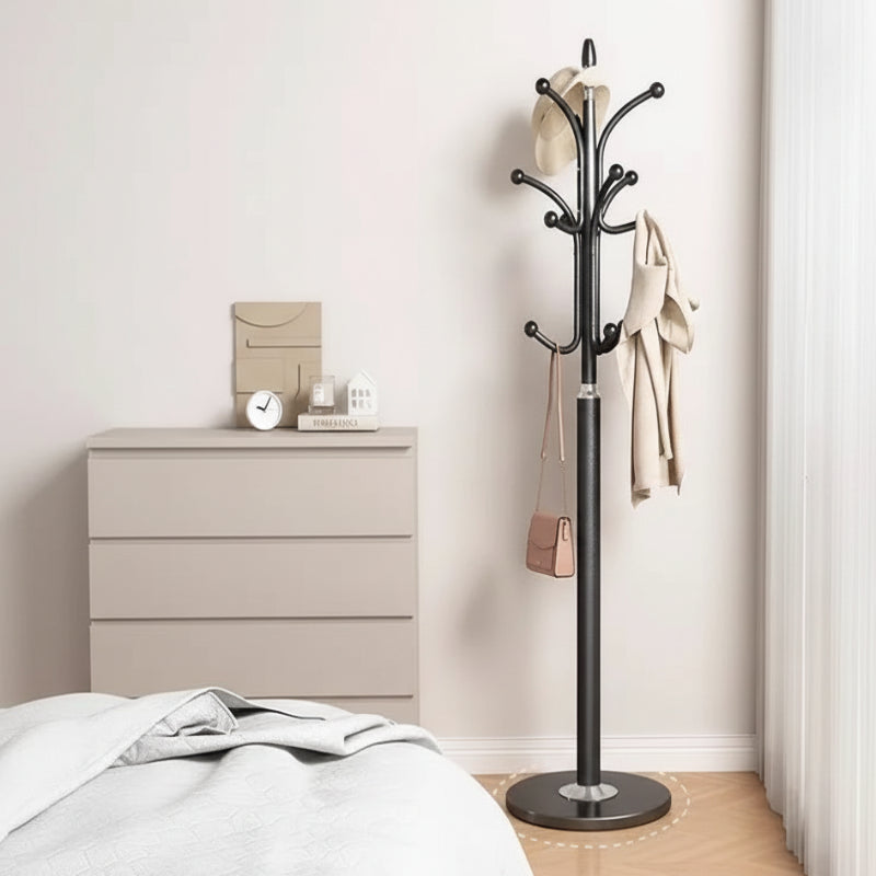 Porte manteau sur pied perroquet dans chambre lumuneuse 