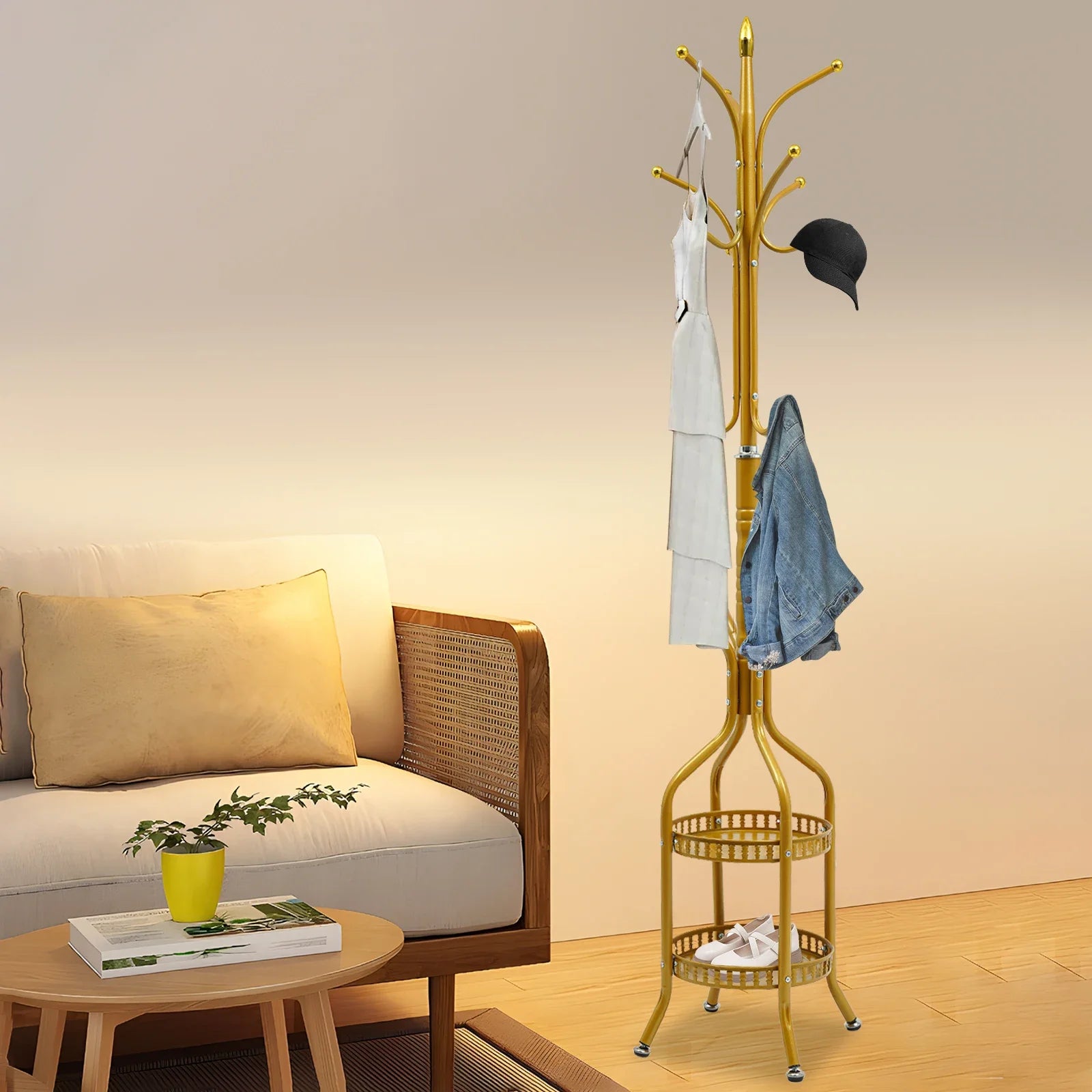 Porte manteau sur pied perroquet gold avec plateau de rangement dans un salon cosy et chic
