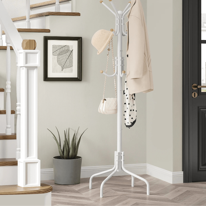 Porte manteau sur pied perroquet métal blanc dans une entrée lumuneuse et bein rangée