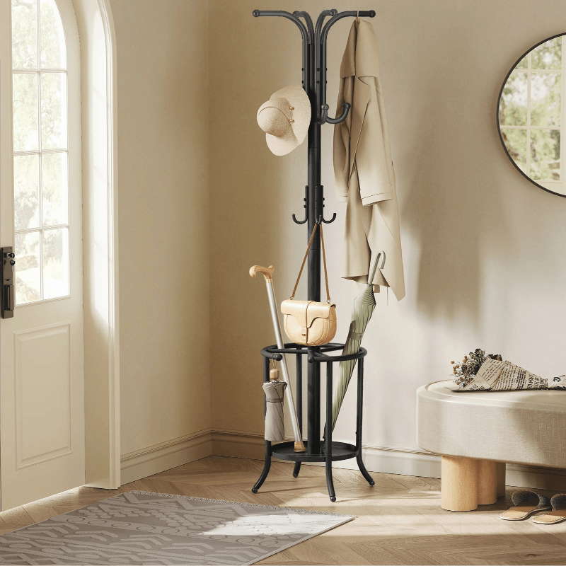 Porte manteau sur pied perroquet porte parapluie dans une entre bien rangé et lumuneuse 