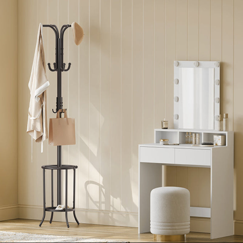 Porte manteau sur pied perroquet porte parapluie dans une chambre à couché lumuneuse et bien rangé 