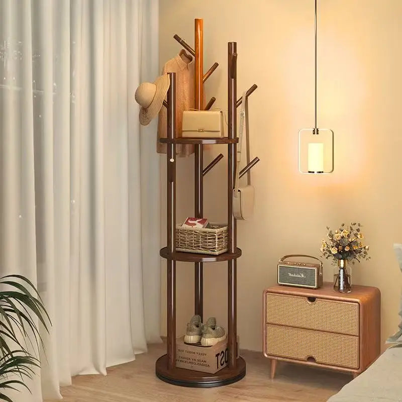 Porte manteau sur pied rotatif en bois avec plateaux et trois organisateurs latéraux