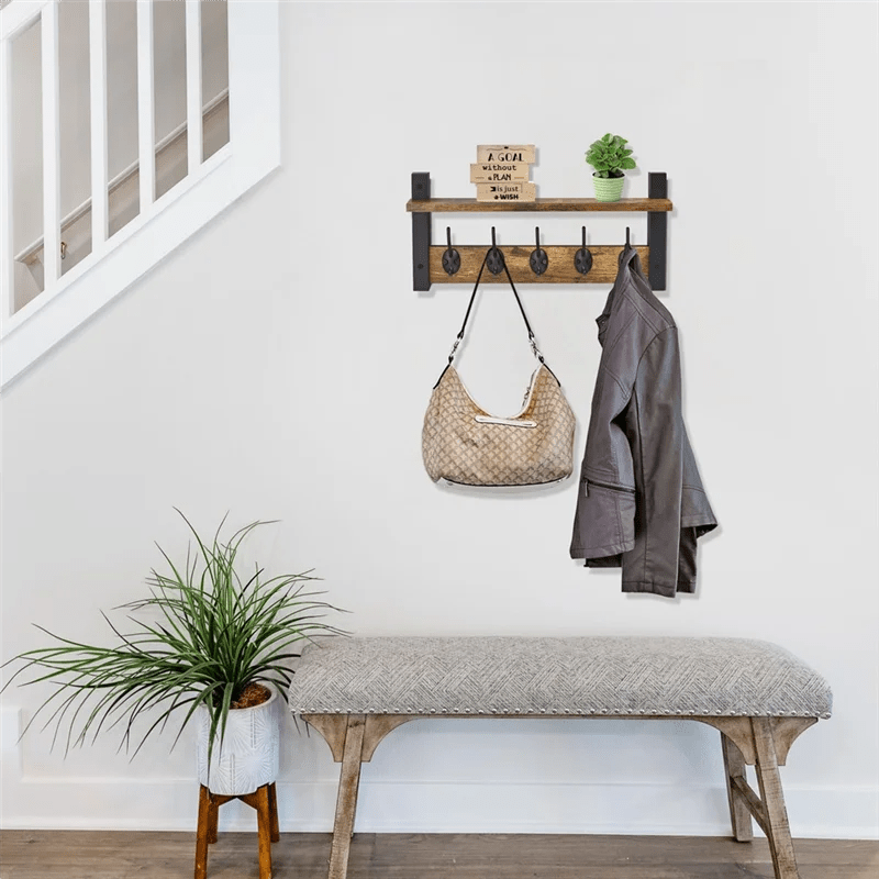 Porte manteau étagère murale flottante avec 5 crochets dans une etrée chic et bien rangée