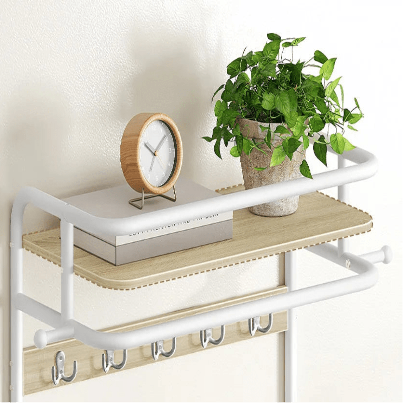 Porte manteau étager bois claire et métal blanc avec 5 crochets , pot de plante et réveille sur l'étagère 