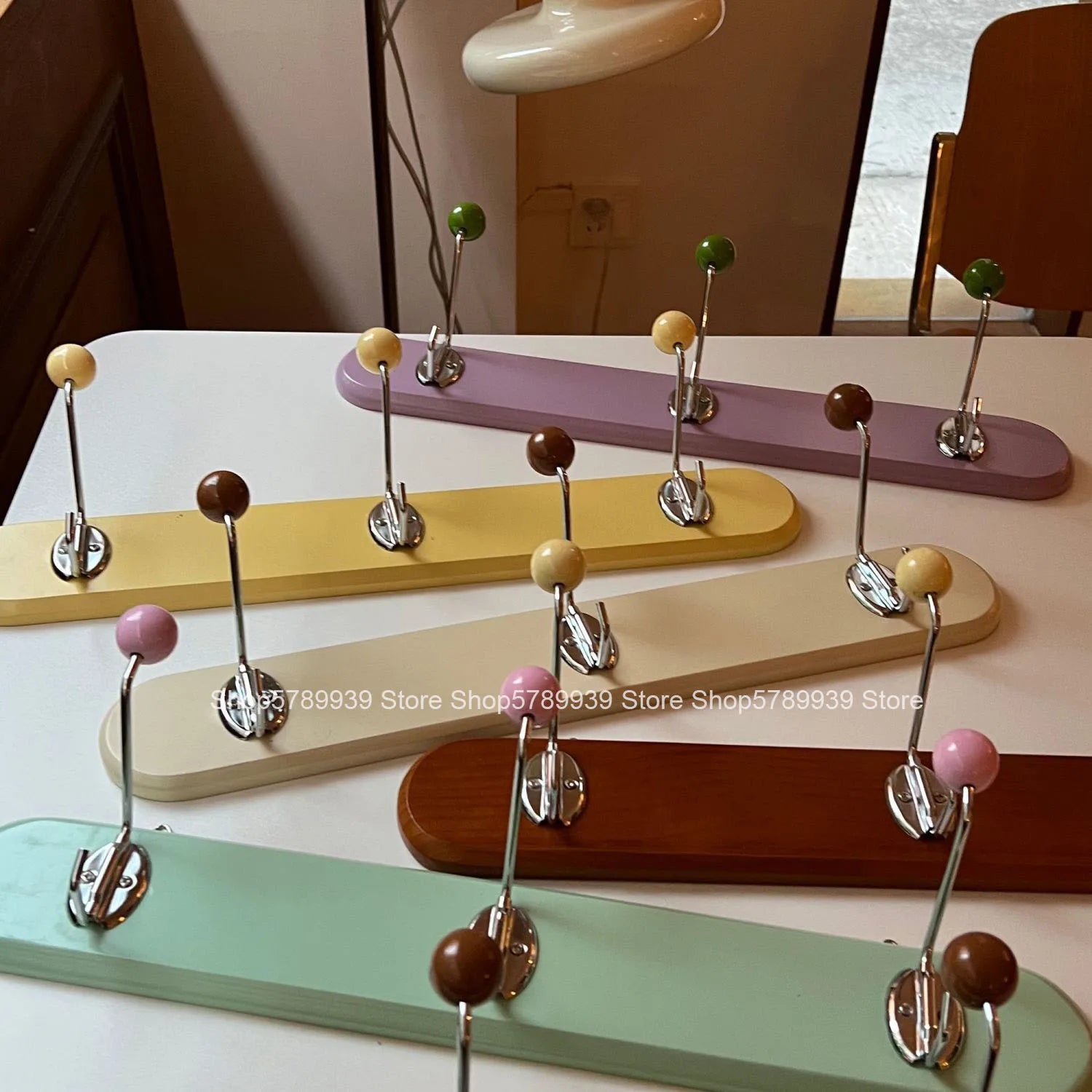 Porte manteau vintage avec plateau en bois coloré