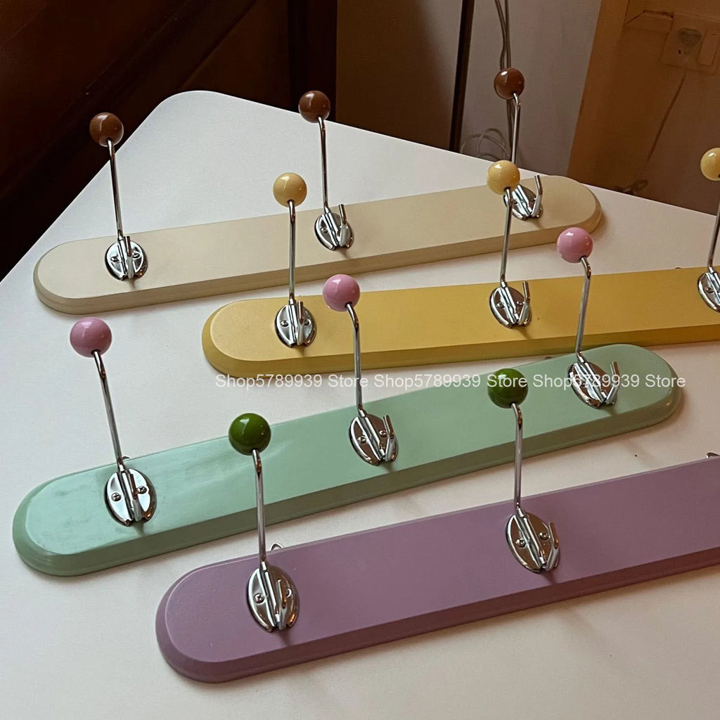 Porte manteau vintage avec plateau en bois coloré