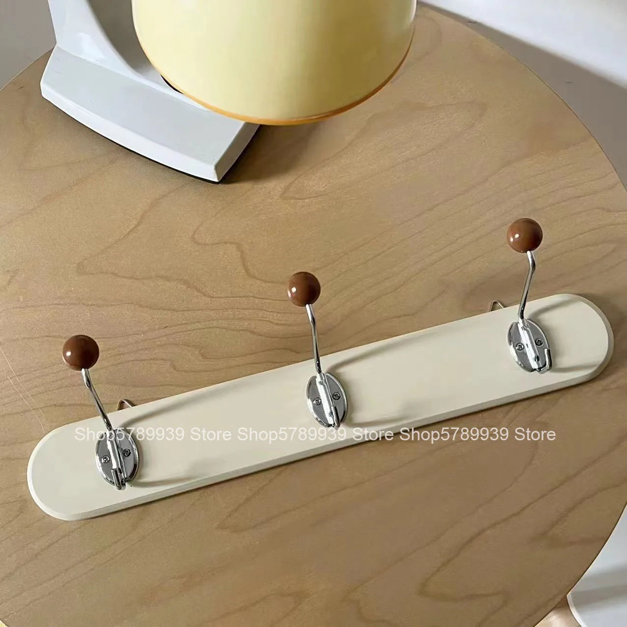 Porte manteau vintage avec plateau en bois coloré