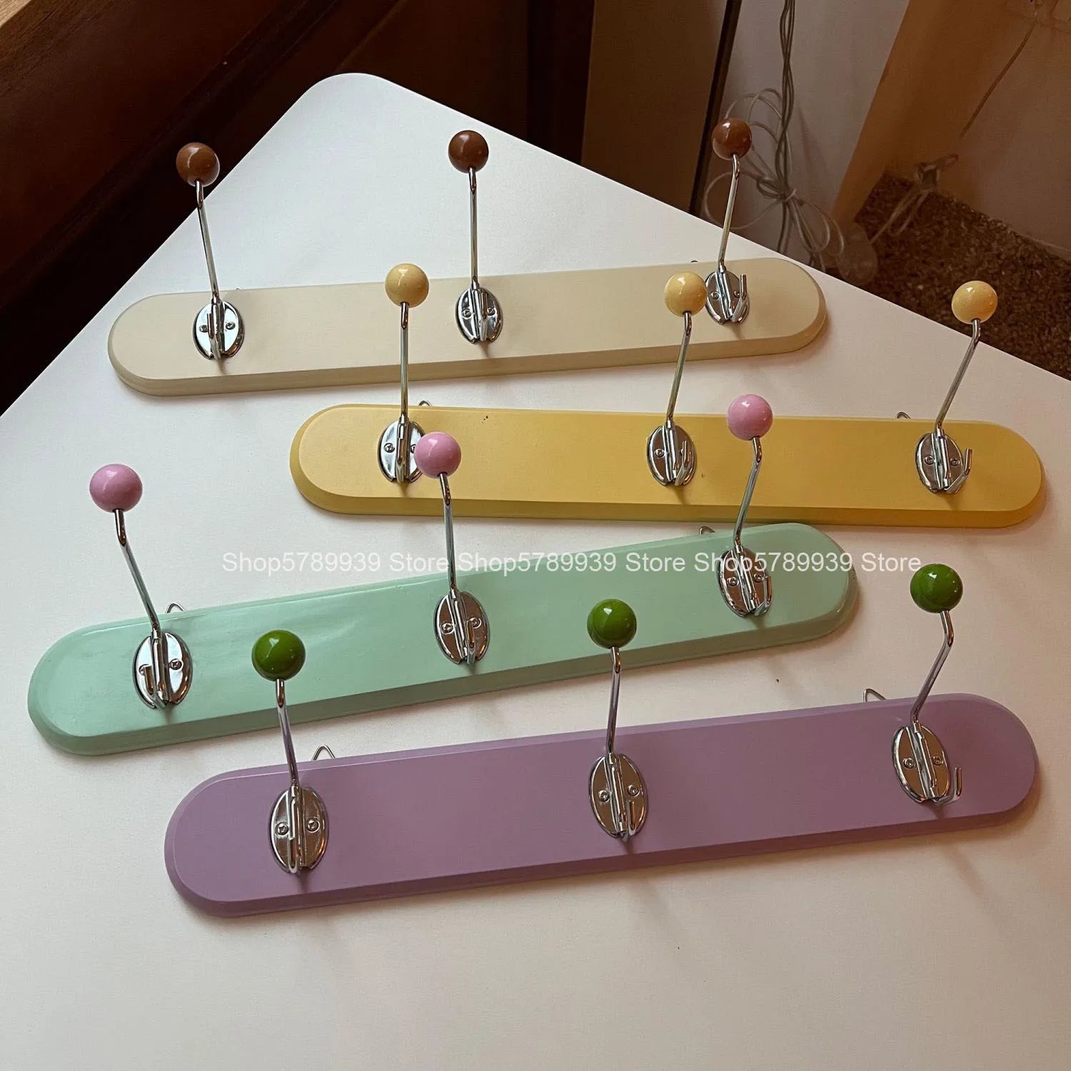 Porte manteau vintage avec plateau en bois coloré