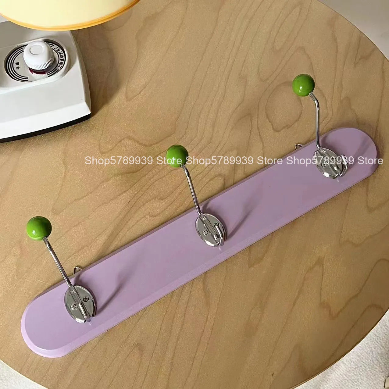 Porte manteau vintage avec plateau en bois coloré