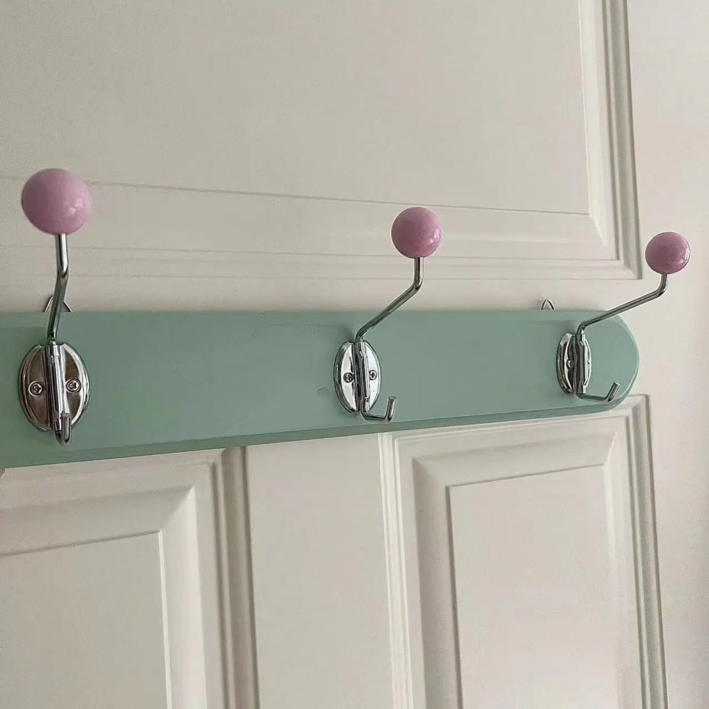 Porte manteau vintage avec plateau en bois coloré