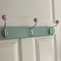 Porte manteau vintage avec plateau en bois coloré
