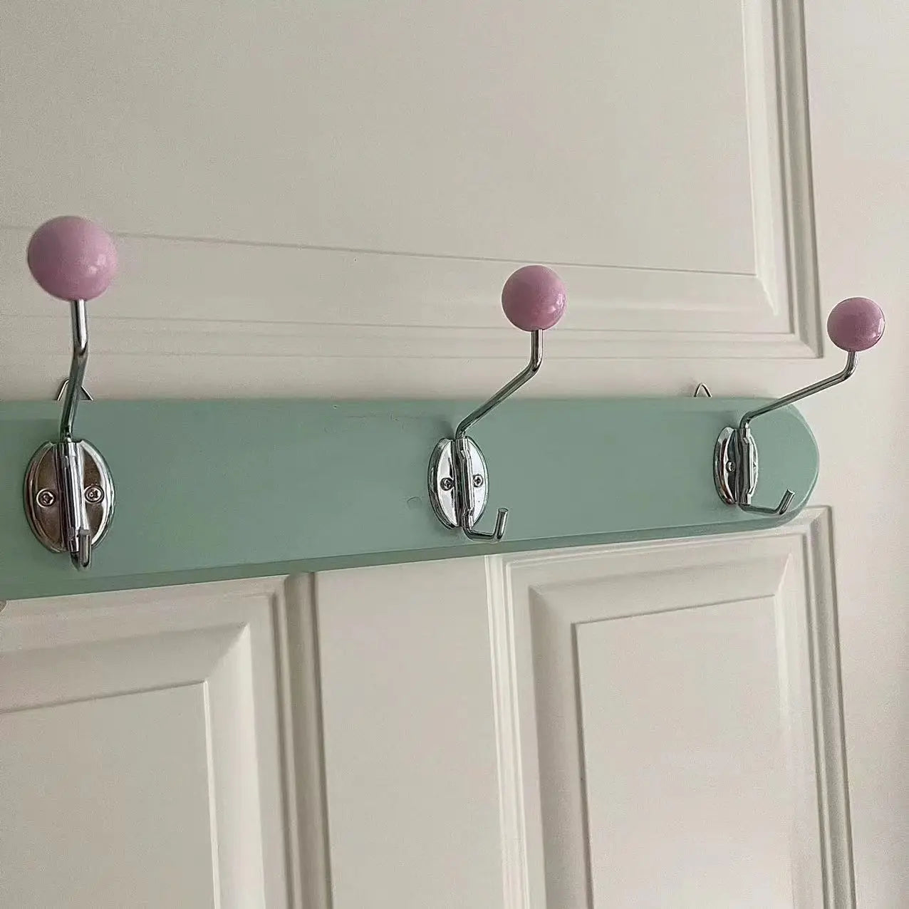 Porte manteau vintage avec plateau en bois coloré