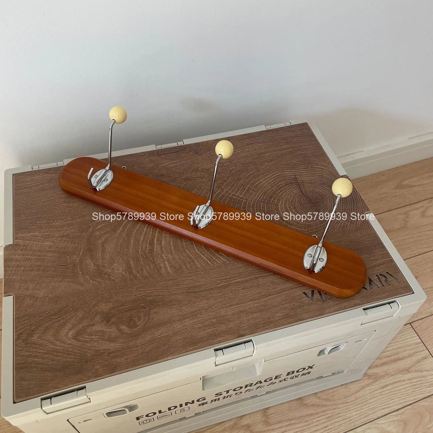 Porte manteau vintage avec plateau en bois coloré