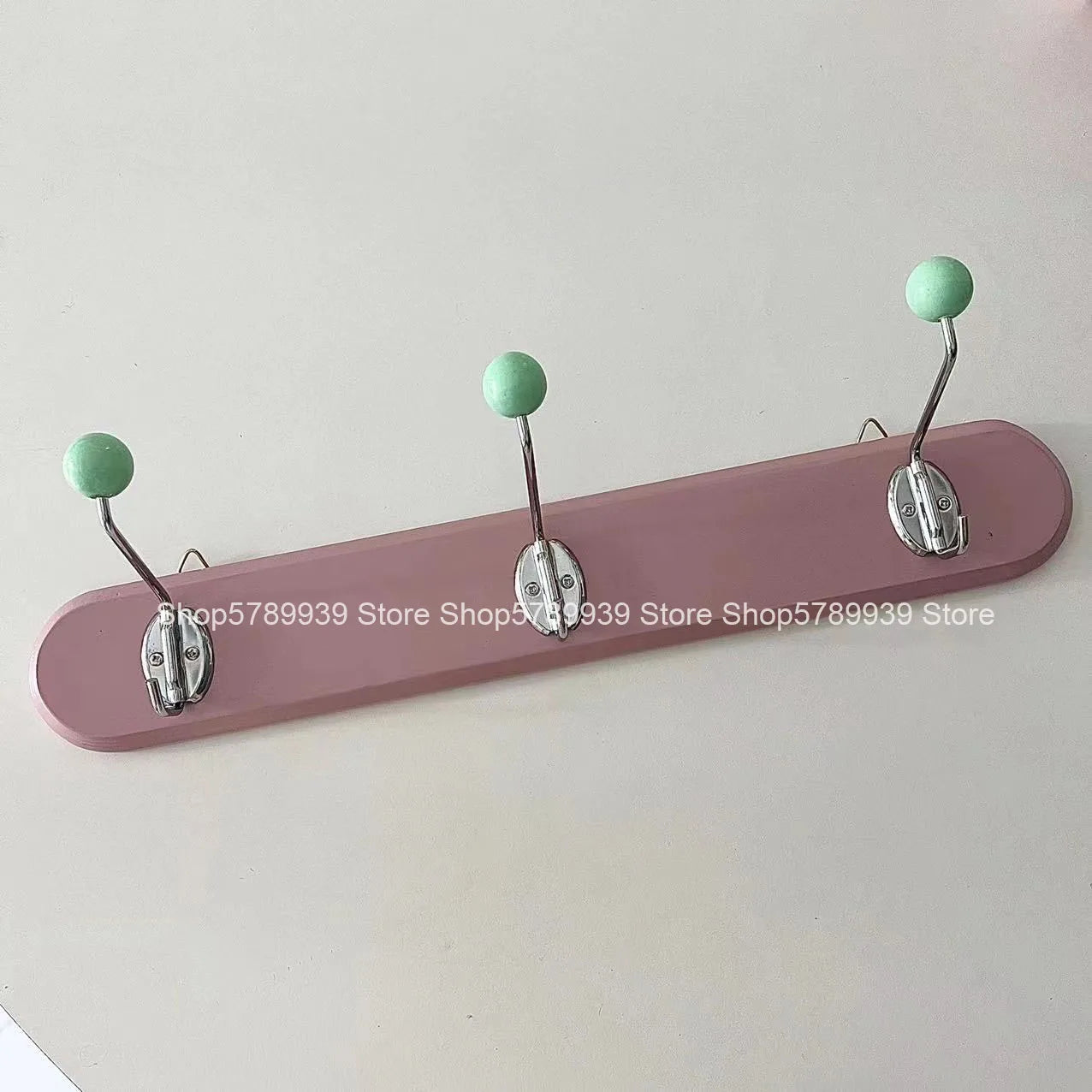 Porte manteau vintage avec plateau en bois coloré