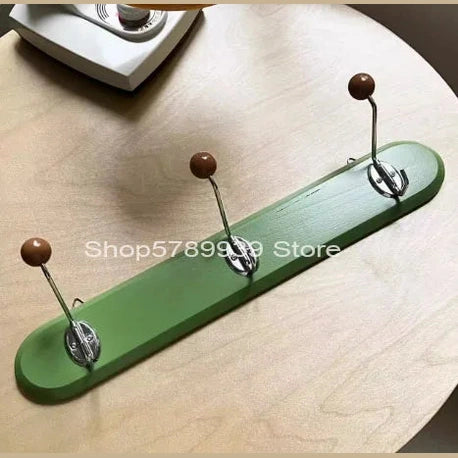 Porte manteau vintage avec plateau en bois coloré